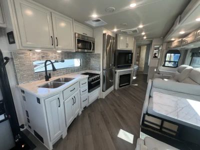 2024 Fleetwood BOUNDER - Photo 6