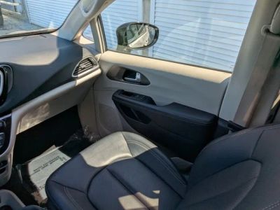 2024 Chrysler Pacifica — photo 18 view