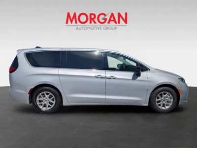 2024 Chrysler Pacifica — side profile view