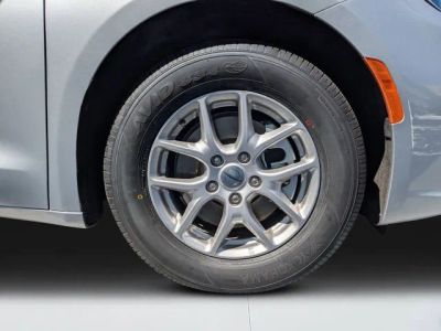 2024 Chrysler Pacifica — photo 10 view
