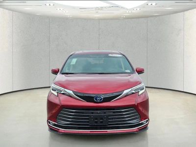 2023 Toyota Sienna — side profile view