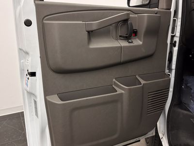 2022 Chevrolet Express Cargo Van - Photo 9