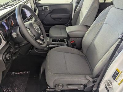 2026 Jeep Gladiator — photo 10 view