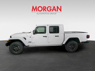 2026 Jeep Gladiator — photo 8 view
