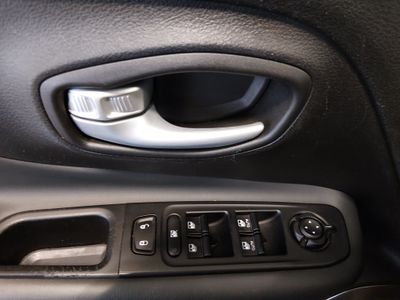 2023 Jeep Renegade - Photo 19