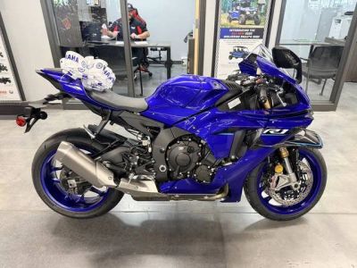 2026 Yamaha YZF-R1 — front three-quarter view