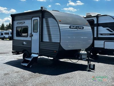2025 Sunset Park RV Sun Lite LTD — front three-quarter view