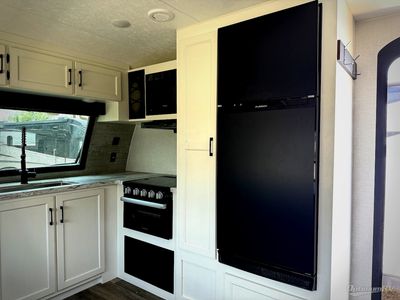 2025 Venture RV SportTrek - Photo 14