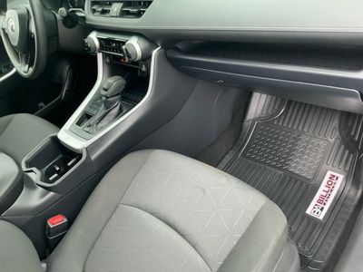 2025 Toyota RAV4 - Photo 9