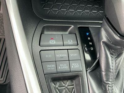 2025 Toyota RAV4 - Photo 14