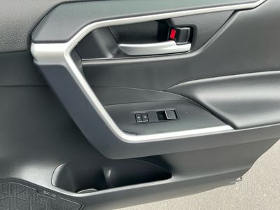 2025 Toyota RAV4 - Photo 12