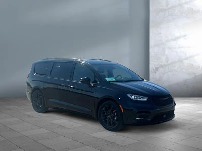 2025 Chrysler Pacifica — photo 8 view