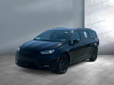 2025 Chrysler Pacifica — front three-quarter view