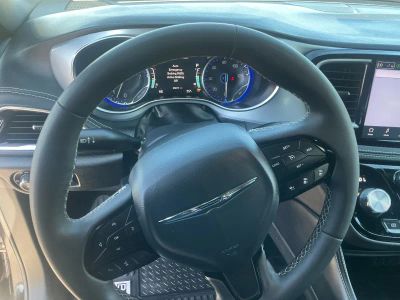 2025 Chrysler Pacifica — photo 13 view