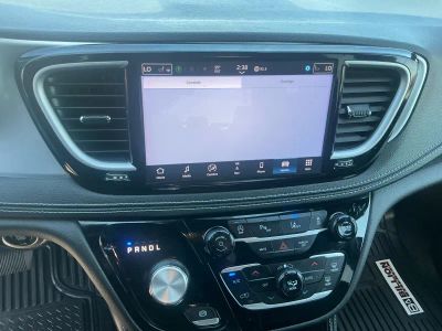 2025 Chrysler Pacifica — photo 11 view