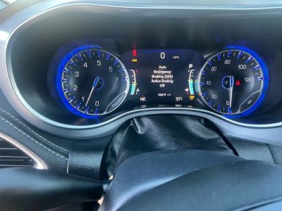 2025 Chrysler Pacifica — photo 10 view