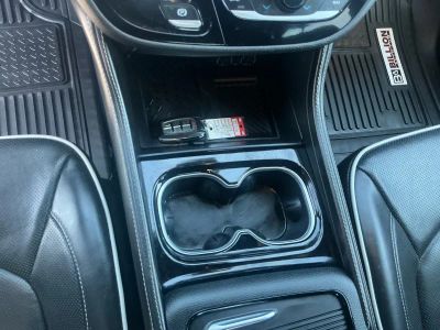 2025 Chrysler Pacifica — photo 12 view