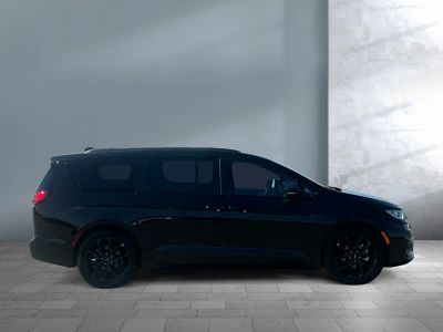 2025 Chrysler Pacifica — photo 7 view