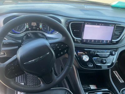 2025 Chrysler Pacifica — photo 14 view