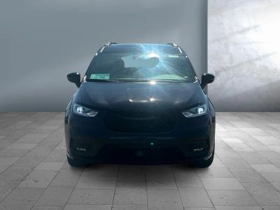 2025 Chrysler Pacifica — side profile view