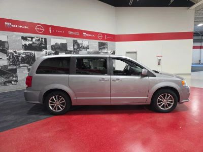 2016 Dodge Grand Caravan — side profile view