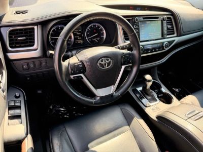 2017 Toyota Highlander - Photo 24