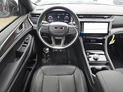 2026 Jeep Grand Cherokee — photo 10 view