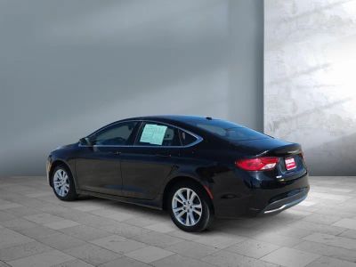 2015 Chrysler 200 - Photo 4