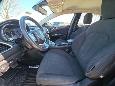 2015 Chrysler 200 - Photo 9
