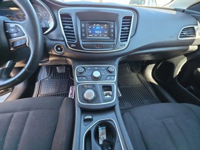 2015 Chrysler 200 - Photo 13