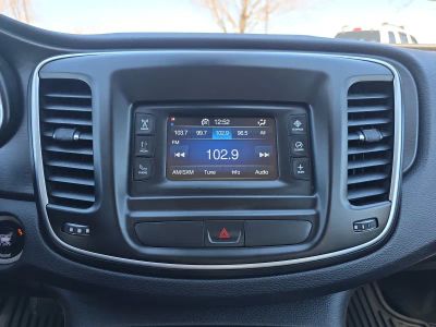 2015 Chrysler 200 - Photo 11