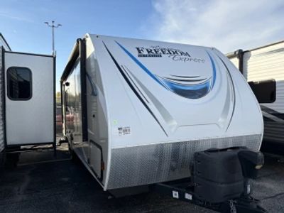 2018 Coachmen Freedom Express Ultra Lite - Photo 3