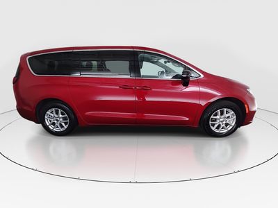 2024 Chrysler Pacifica — photo 8 view