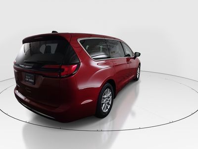 2024 Chrysler Pacifica — photo 7 view