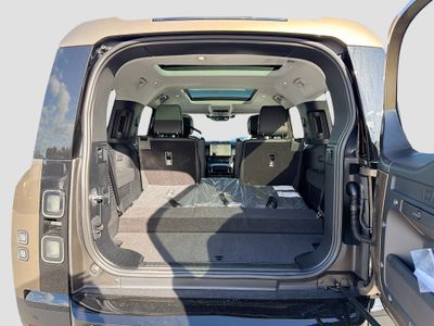 2026 Land Rover Defender 130 - Photo 11