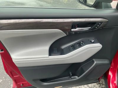 2023 Toyota Highlander — photo 15 view