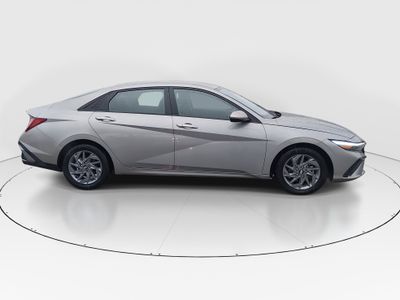 2024 Hyundai Elantra — photo 8 view