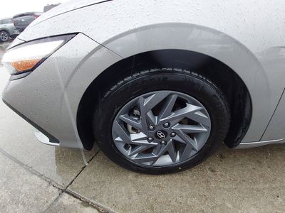 2024 Hyundai Elantra — photo 10 view