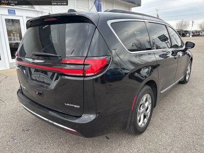 2023 Chrysler Pacifica — detail view