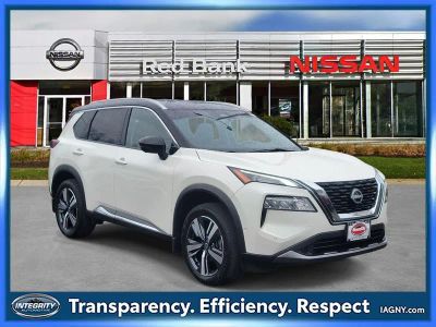 2023 Nissan Rogue SL in Pearl White Tricoat/Super Black — front three-quarter view