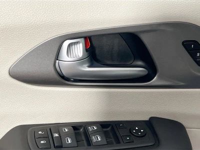 2023 Chrysler Pacifica — photo 14 view