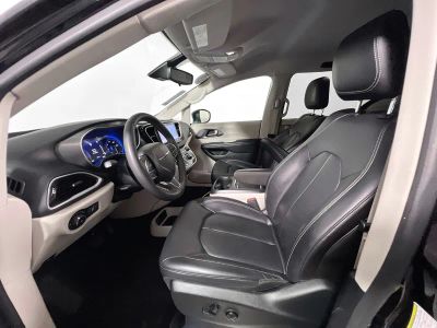 2023 Chrysler Pacifica — photo 12 view