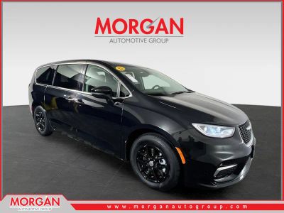 2023 Chrysler Pacifica Touring L in Brilliant Black Crystal Pearlcoat — front three-quarter view