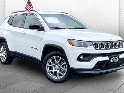 2024 Jeep Compass Latitude Lux in Bright White Clea — front three-quarter view