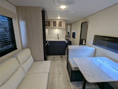 2025 Prime Time Avenger LE — photo 12 view