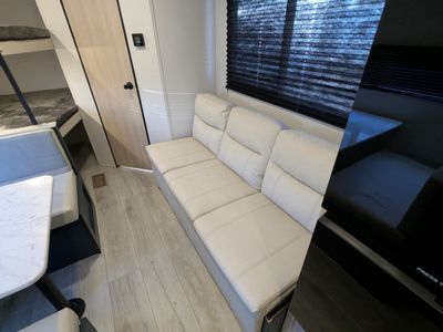 2025 Prime Time Avenger LE — photo 21 view