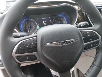 2023 Chrysler Pacifica — photo 12 view