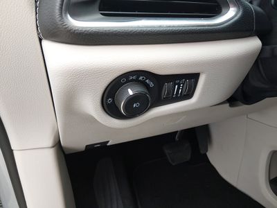 2023 Chrysler Pacifica — photo 13 view