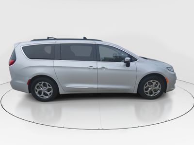 2023 Chrysler Pacifica — photo 8 view