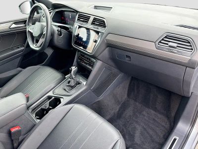 2023 Volkswagen Tiguan — photo 12 view